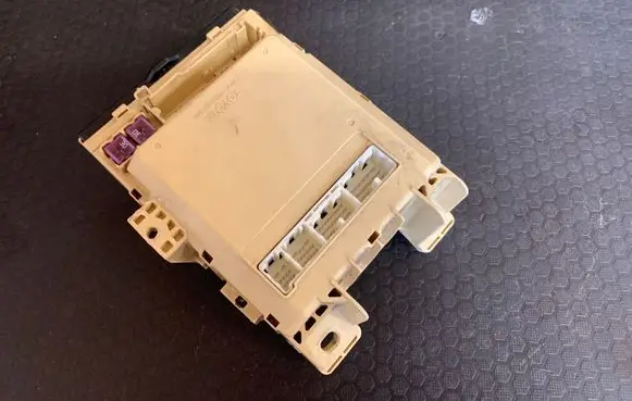 Lexus RX 330 - 350 - 400H Fuse module 82730-48711 053107 Gu1968y