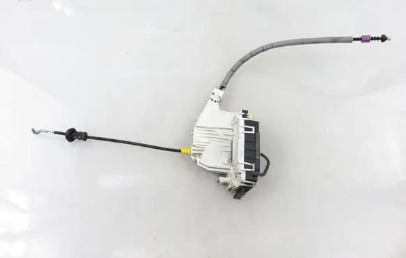 Mercedes-Benz C AMG W204 Front door lock A2047200635