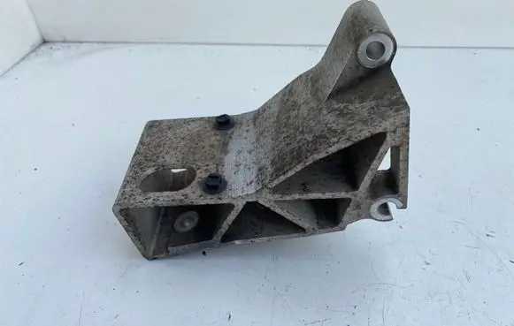 Volvo V70 Engine mounting bracket 8666261