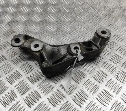 Mercedes-Benz CLS C218 X218 Engine mounting bracket A2720140295