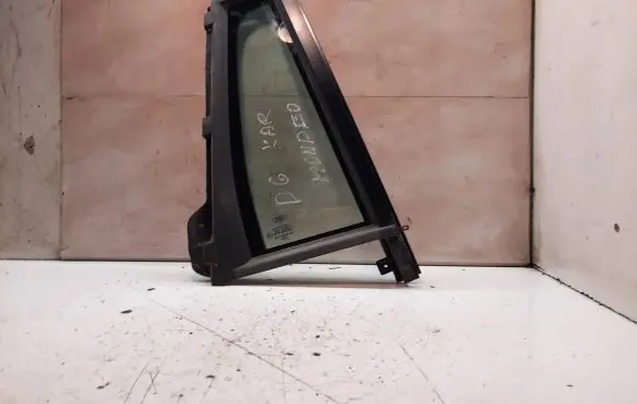 Ford Mondeo Mk III Rear vent window glass 43R001057 DOT27M23100AS2