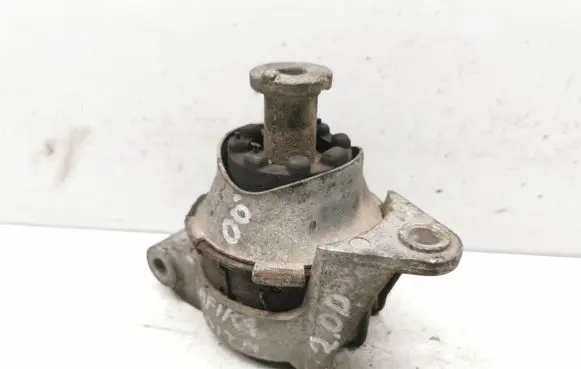 Opel Zafira A Engine mount bracket