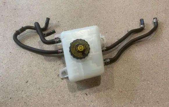 Lexus RX 450H Brake fluid reservoir 