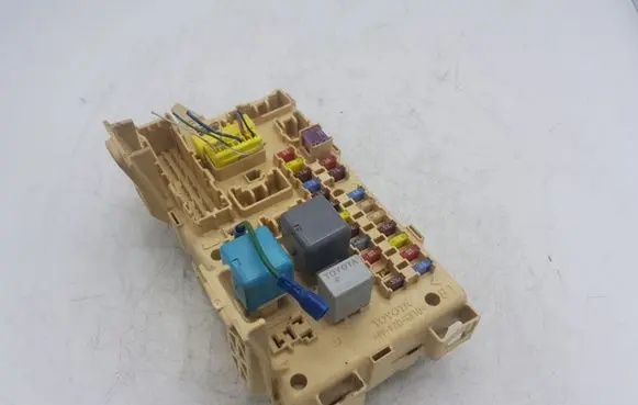 Toyota Corolla Verso E121 Fuse module 892210F020 905766