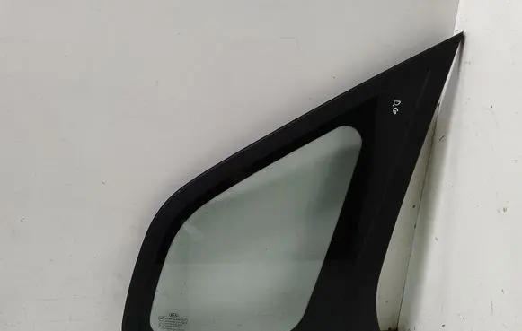 KIA Carens I Rear side window 43R000083