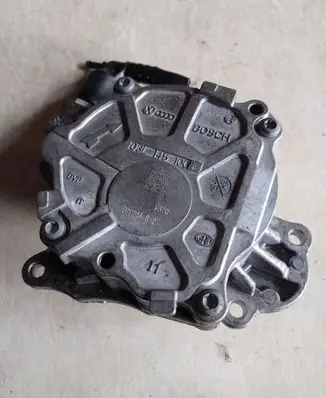 Volkswagen PASSAT B6 Vacuum pump 03L145100F