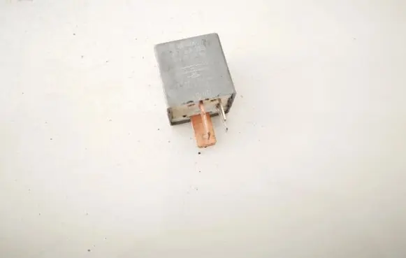 Skoda Octavia Mk1 (1U) Other relay 357911253 wl050237003