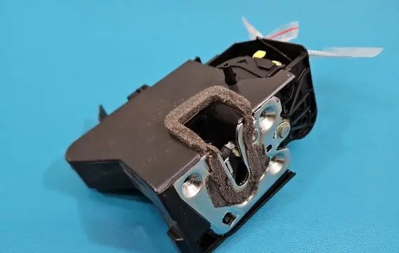 Dacia Duster III Rear door lock 825031922R IMPRK1569657