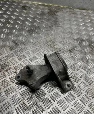 Renault Clio III Engine mounting bracket 