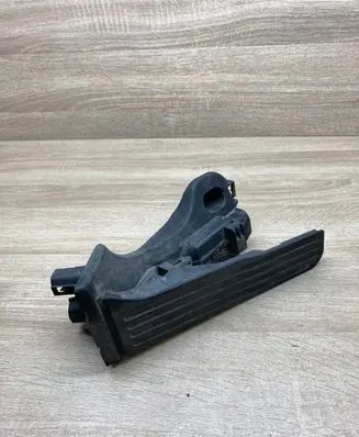 Accelerator throttle pedal
