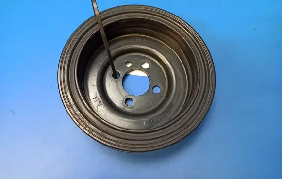 Volkswagen Caddy Crankshaft pulley 04L105248
