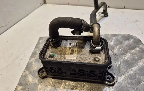 Volvo XC70 Engine oil radiator 8677973