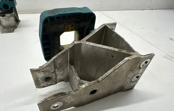 BMW 5 G30 G31 G38 Radiator mount bracket 7357215