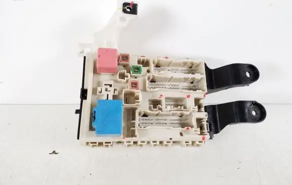 Toyota Avensis T270 Fuse module 82730-05170