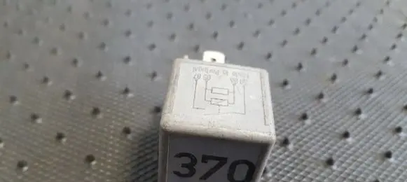 Volkswagen PASSAT B5 Other relay 8D0951253 V23134-J52-X300