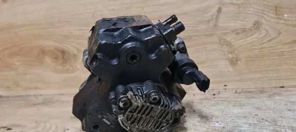 Volvo S60 Fuel injection high pressure pump 8689591