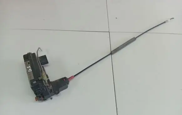 Opel Zafira B Rear door lock 13210739
