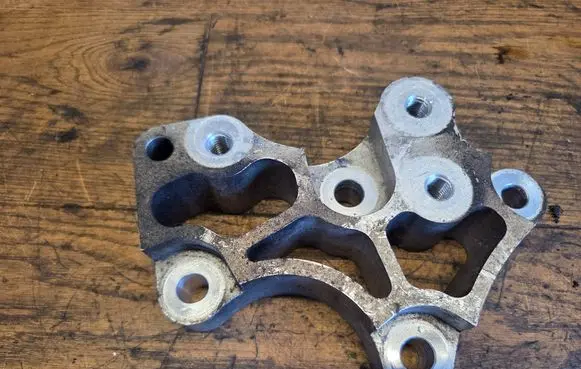 Gearbox mounting bracket