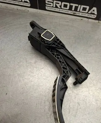 Mercedes-Benz ML W164 Accelerator throttle pedal A1643000104