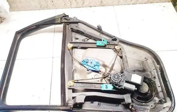 Volkswagen Touareg I Rear door window/glass frame 7l6839729b