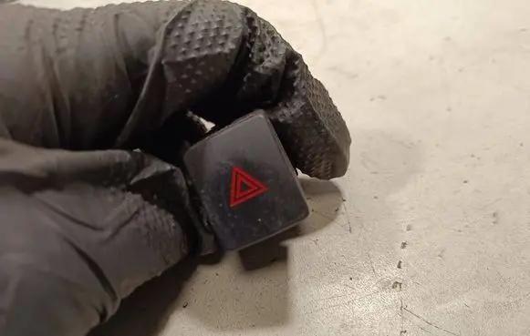 Nissan X-Trail T32 Hazard light switch 