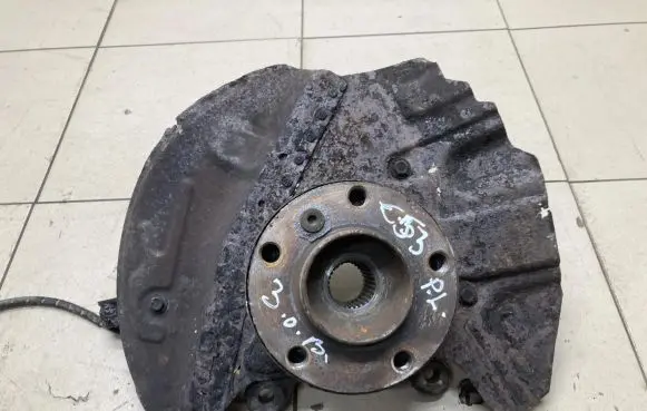 Front wheel hub spindle knuckle