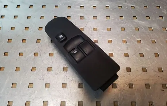 Mitsubishi Colt Electric window control switch 8608A179