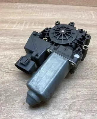 Audi A6 S6 C5 4B Front door window regulator motor 8D0959802B 113846101
