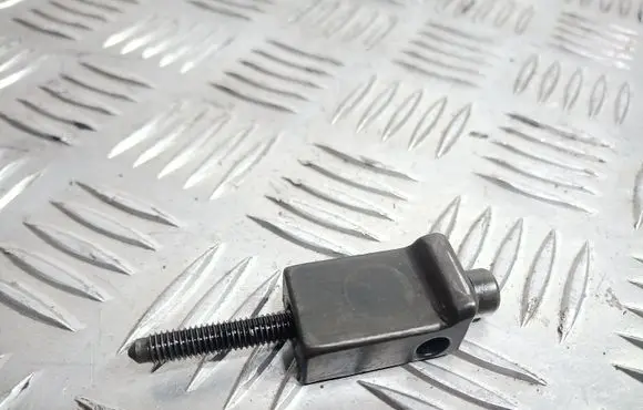 Volkswagen Golf IV Fuel Injector clamp holder