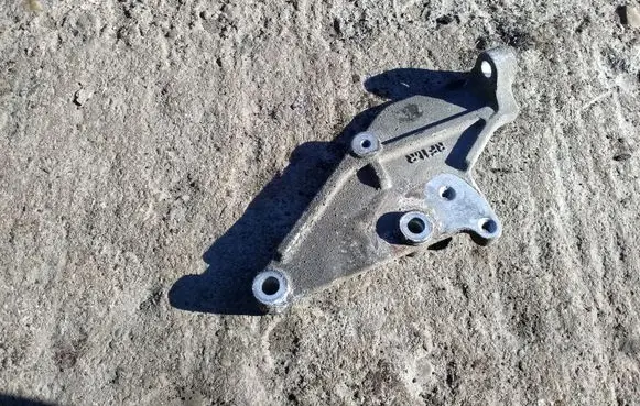Mazda 323 Engine mounting bracket