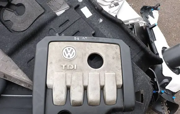 Volkswagen PASSAT B6 Engine cover (trim)