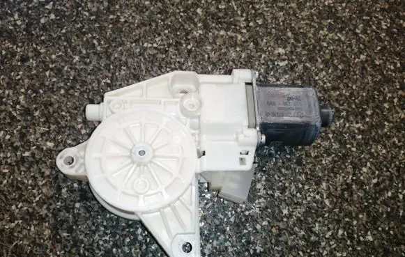 Mercedes-Benz E W212 Front door window regulator motor A2048200242
