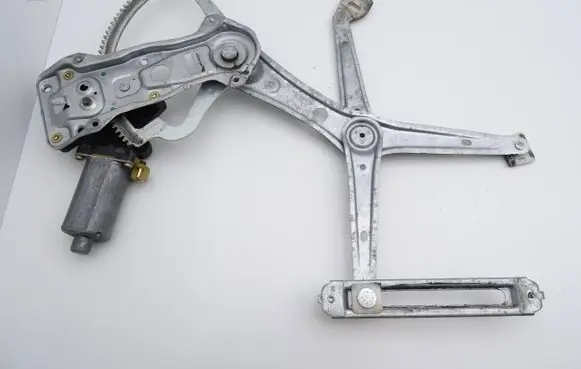 Mercedes-Benz E W210 Front door window regulator with motor 0130821671