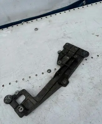 Volkswagen Touran I Engine mounting bracket 03G131159