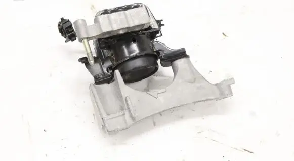 Engine mount vacuum valve