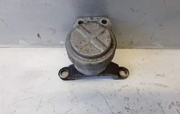 Volvo V70 Engine mount bracket