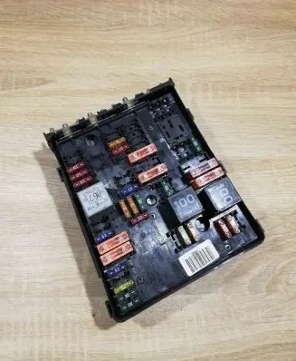Volkswagen Touran I Fuse module 1K0937124L