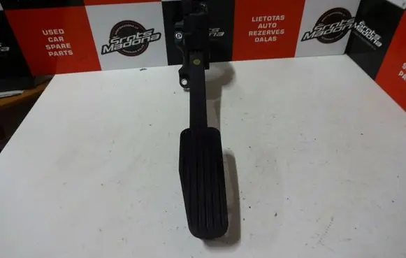 Volvo V70 Accelerator throttle pedal 30715175