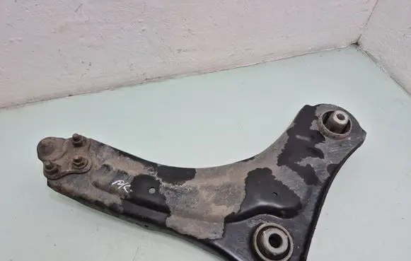 Renault Megane III Front lower control arm/wishbone 