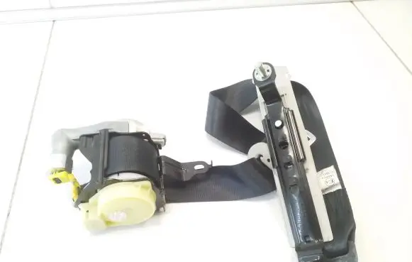 Mazda 3 II Front seatbelt T89406T
