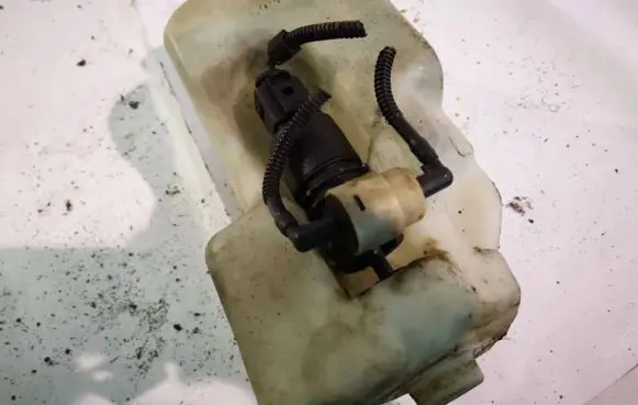 Volkswagen Golf IV Windscreen/windshield washer pump