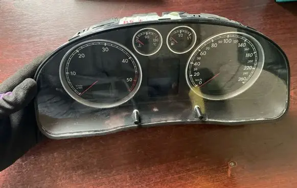Volkswagen PASSAT B5.5 Speedometer (instrument cluster) 110080198