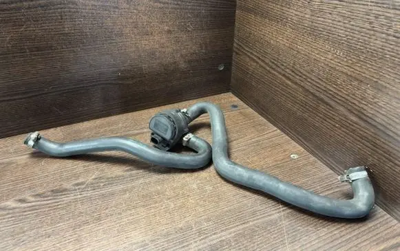 Engine coolant pipe/hose