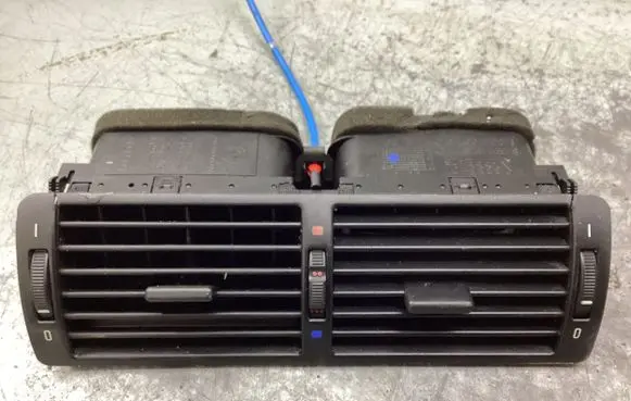 BMW 5 E39 Dash center air vent grill 8391179