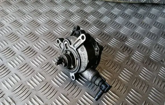 Volvo V50 Vacuum pump 30731825