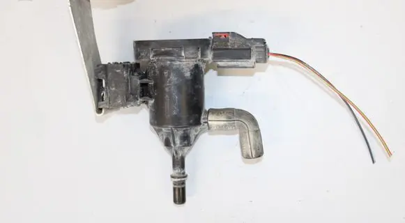 Engine mount vacuum valve