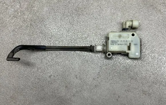 Opel Astra J Central locking motor 13501151