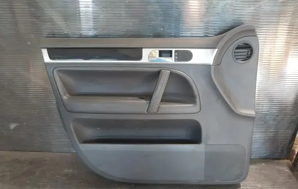 Volkswagen Touareg I Front door card panel trim