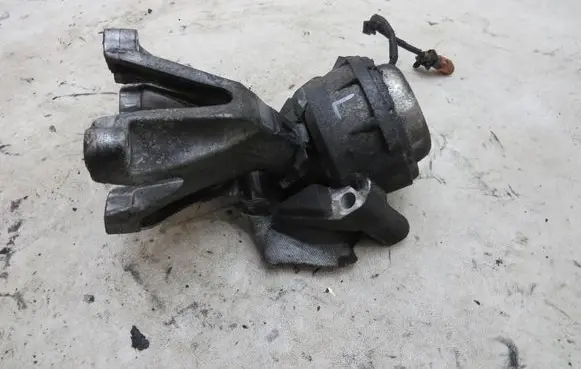 Audi A8 S8 D4 4H Engine mount vacuum valve 8K0199387S