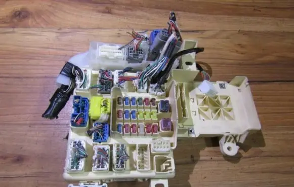 Lexus IS 200-300 Fuse box set